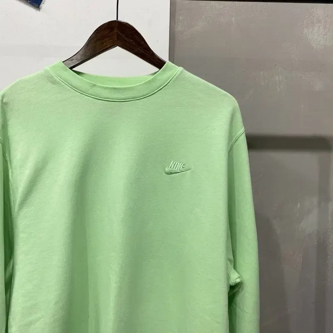 (110) 나이키 스트릿 캐주얼 네온 맨투맨 긴팔 티 상품이미지3