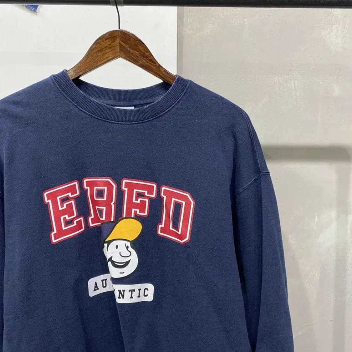 (100) 이벳필드 캐주얼 프린팅 네이비 맨투맨 긴팔 티 상품이미지3