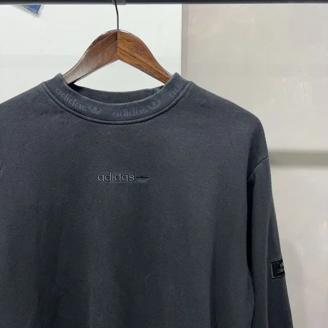 (95) 아디다스 스트릿 센터 로고 자수 기모 맨투맨 긴팔 티 상품이미지3