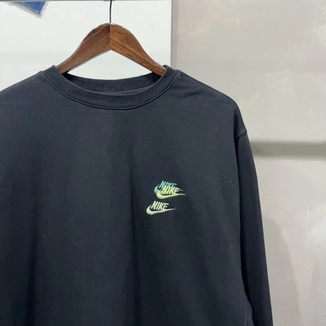 (110) 나이키 스트릿 트리플스우시 자수 맨투맨 긴팔 티 상품이미지3