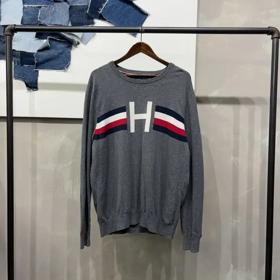 (105) 타미힐피거 캐주얼 빅로고 프린팅 라운드 니트 상품이미지1