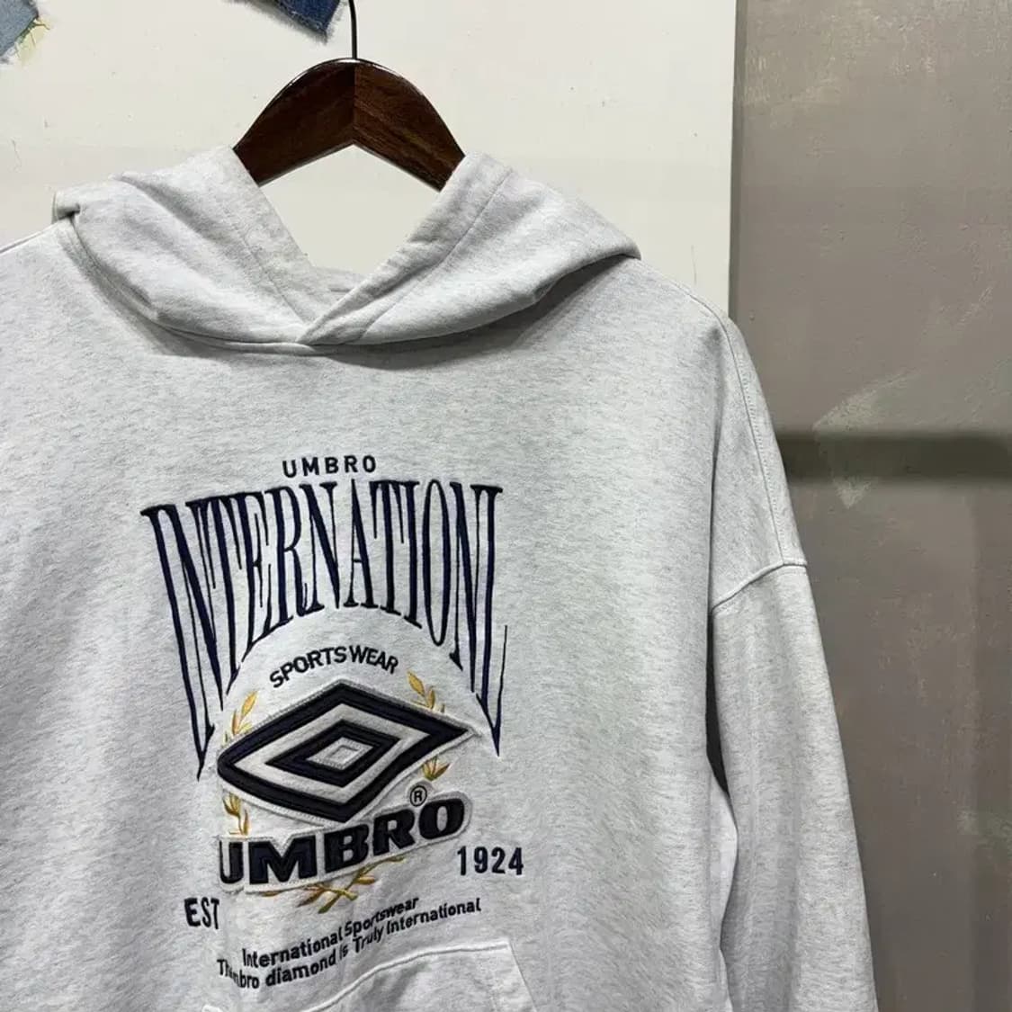 (95) 엄브로 캐주얼 스트릿 빅프린팅 자수 후드티 상품이미지3