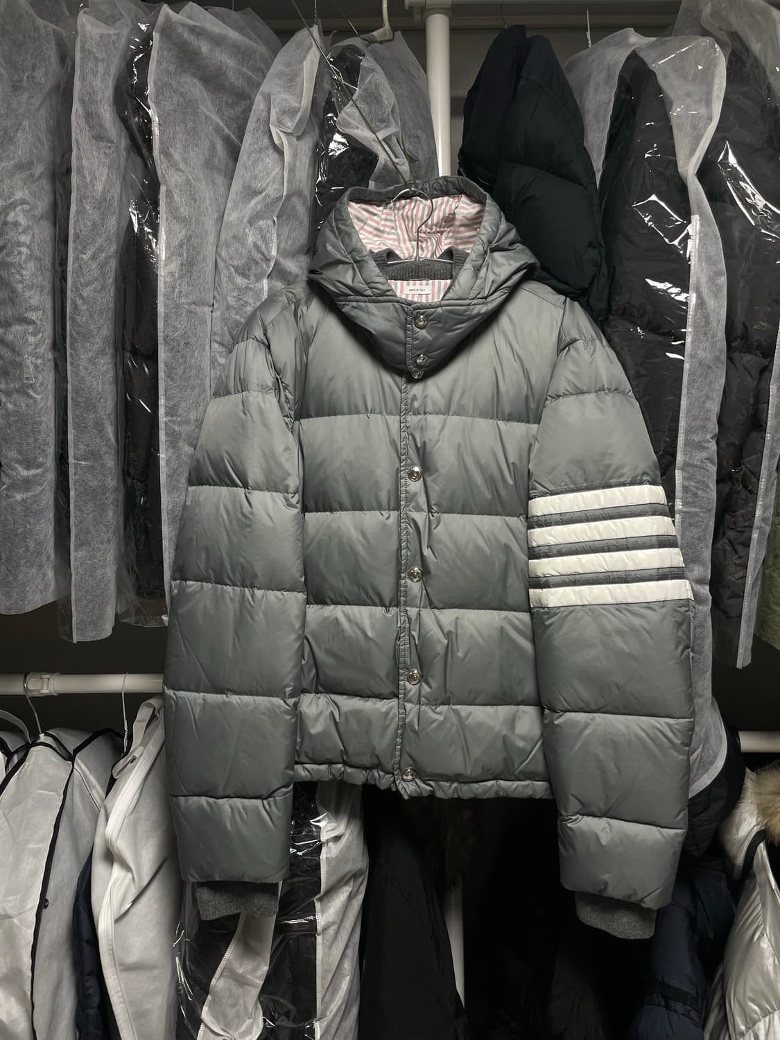[3사이즈] 톰브라운 매트 나일론 사선 다운 봄버 패딩 자켓 상품이미지1