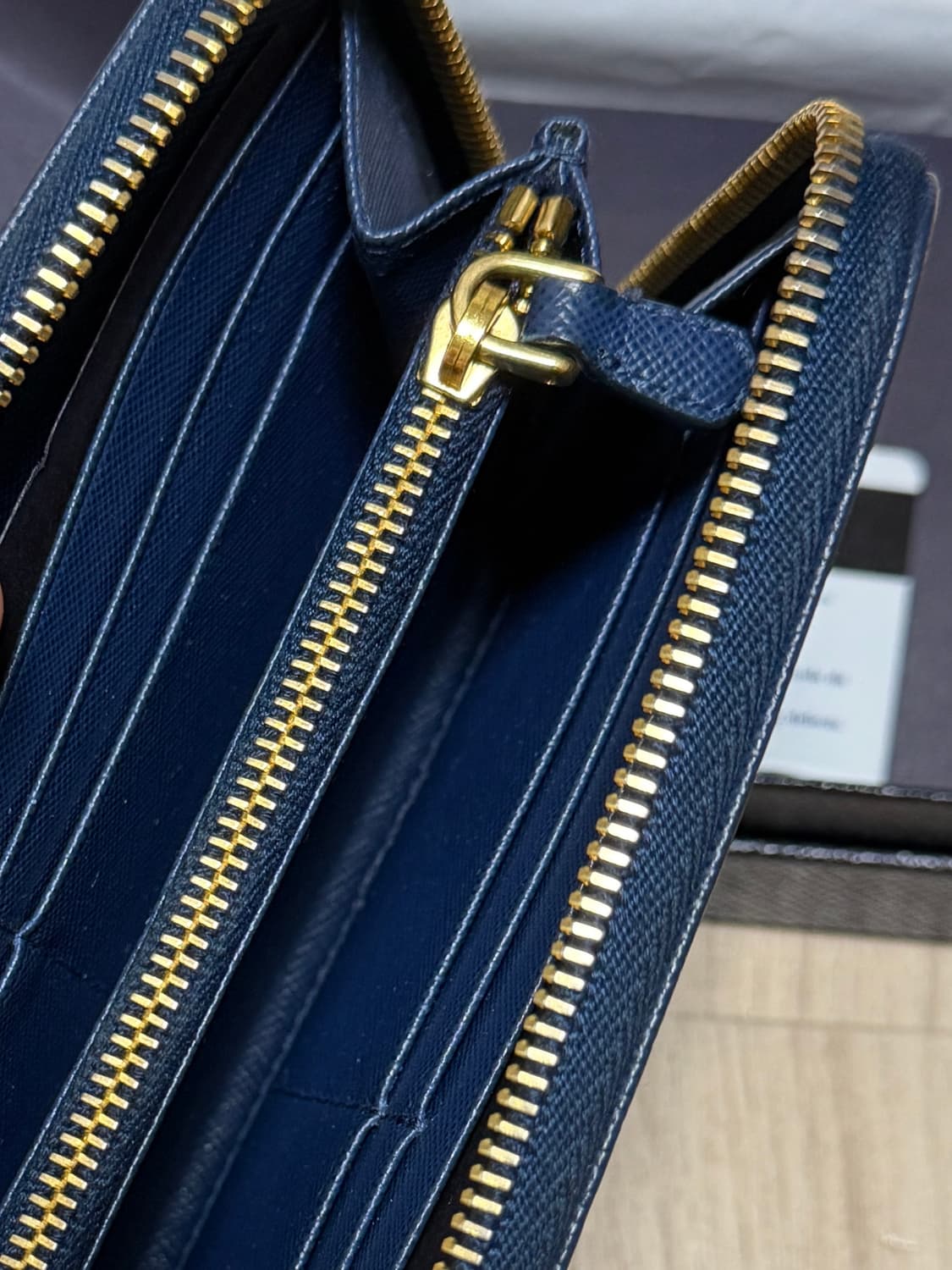 프라다 지퍼 장지갑 상품이미지4