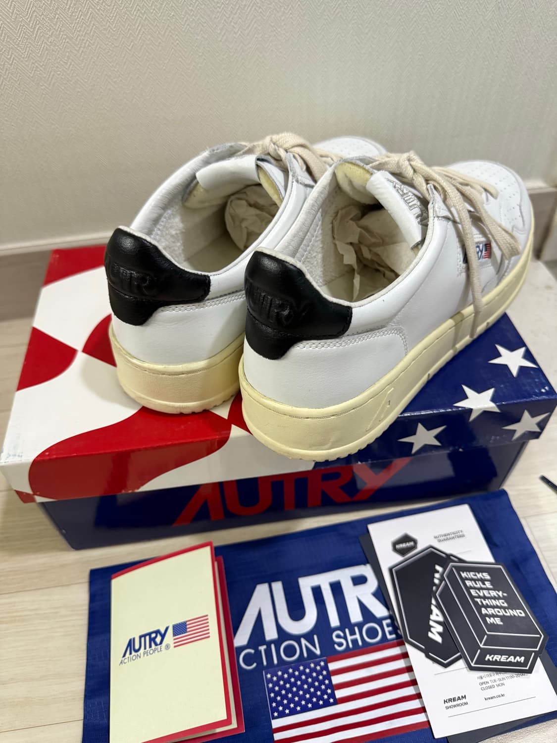 오트리 메달리스트 로우 레더 스니커즈 화이트 블랙 상품이미지4