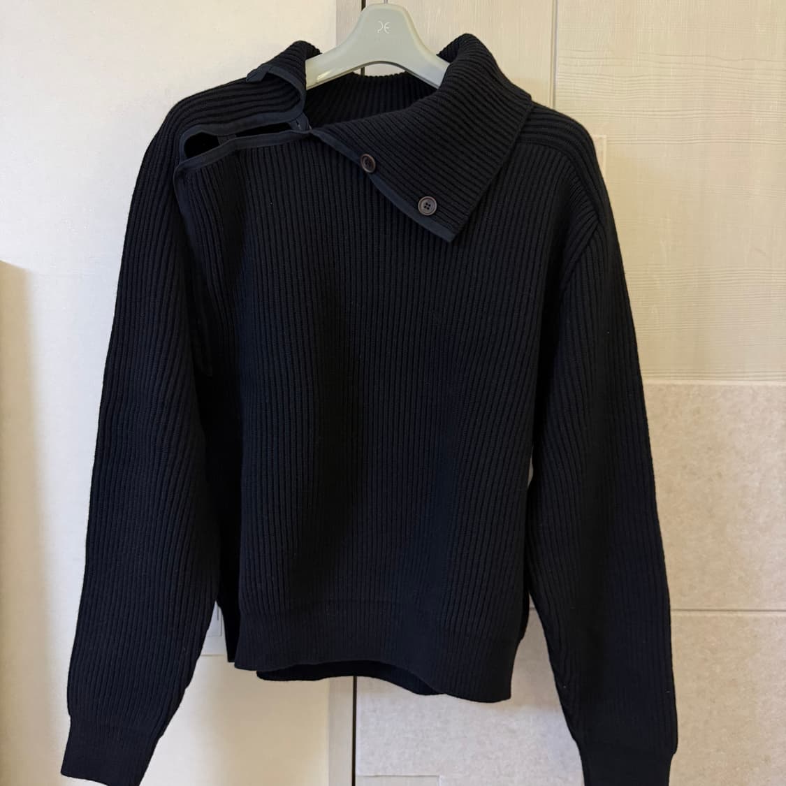 (SSF구매⭕️) 자크뮈스 버튼 하이넥 니트 XL 블랙 상품이미지5