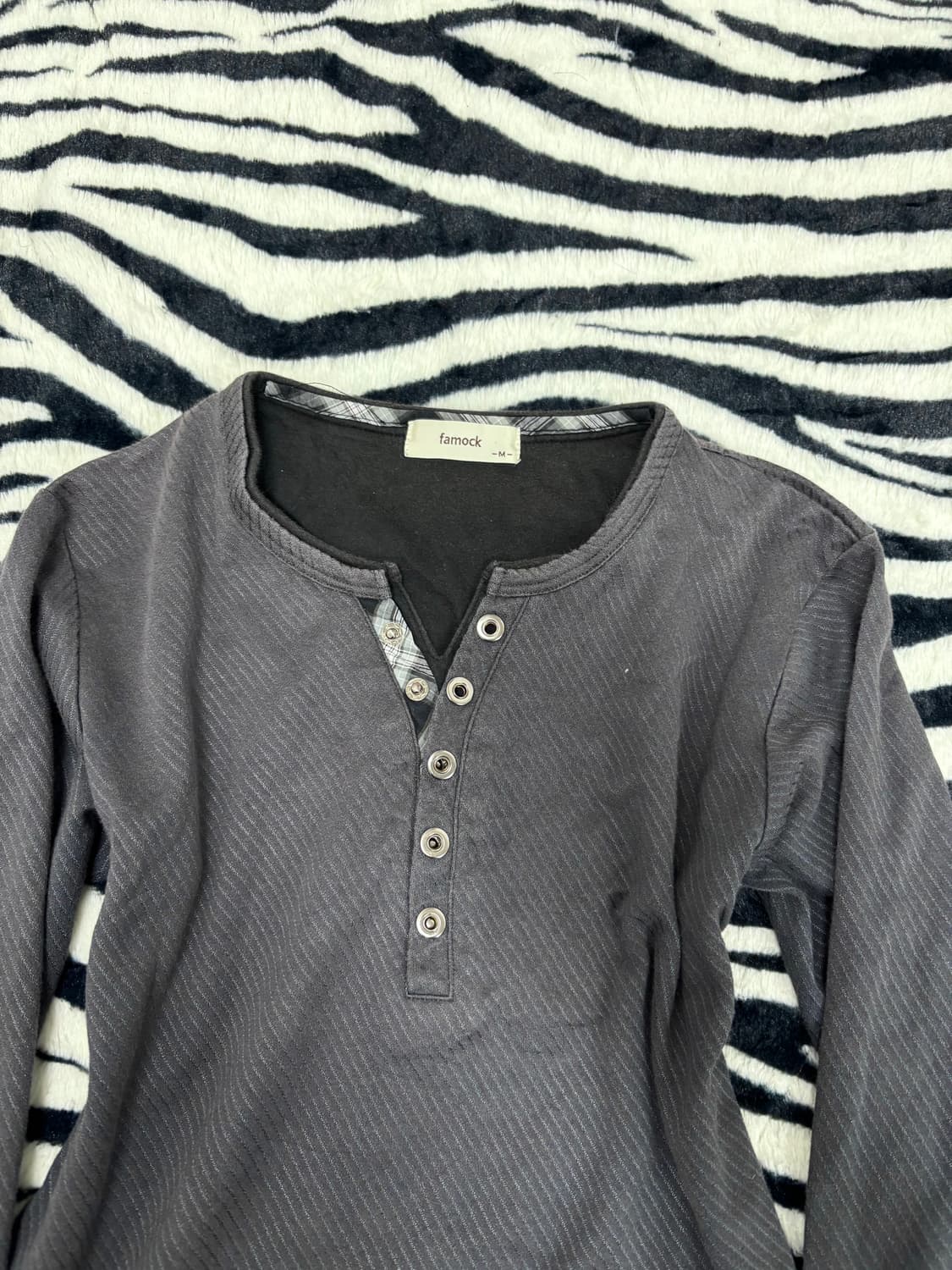 Minimal Y2K Design Button Sleeve 상품이미지5