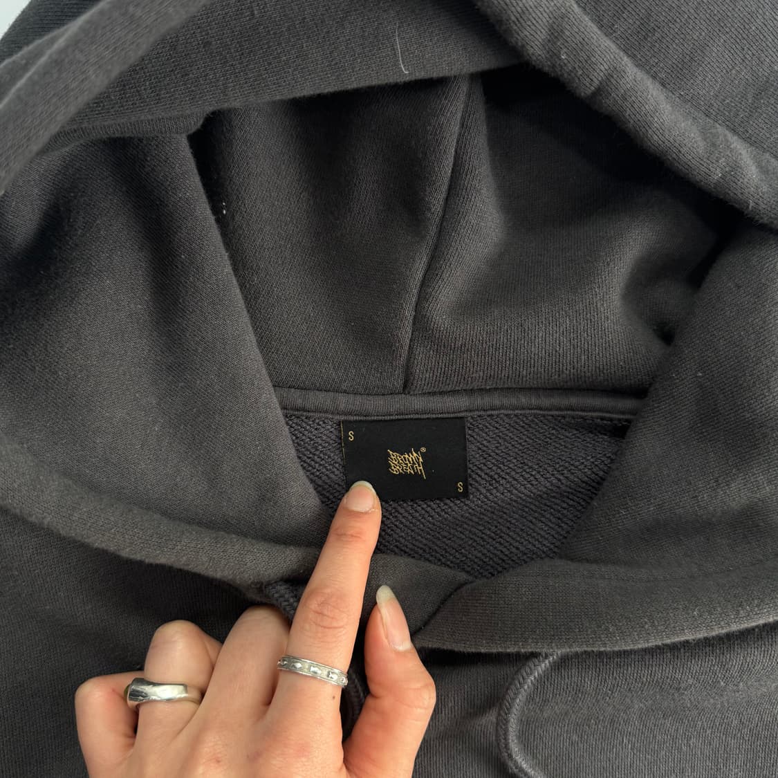 Brown Breath 브라운 프레스 백 포인트 로고 차콜 후드티 상품이미지6