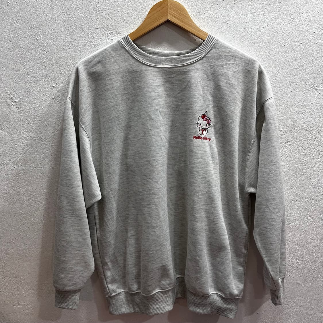 헬로키티 멜란지 백프린팅 스웻셔츠M 상품이미지1