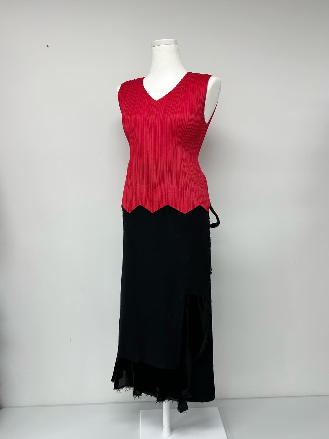 이세이미야케 플리츠플리즈 지그재그 헴 슬리브리스 탑 상품이미지10