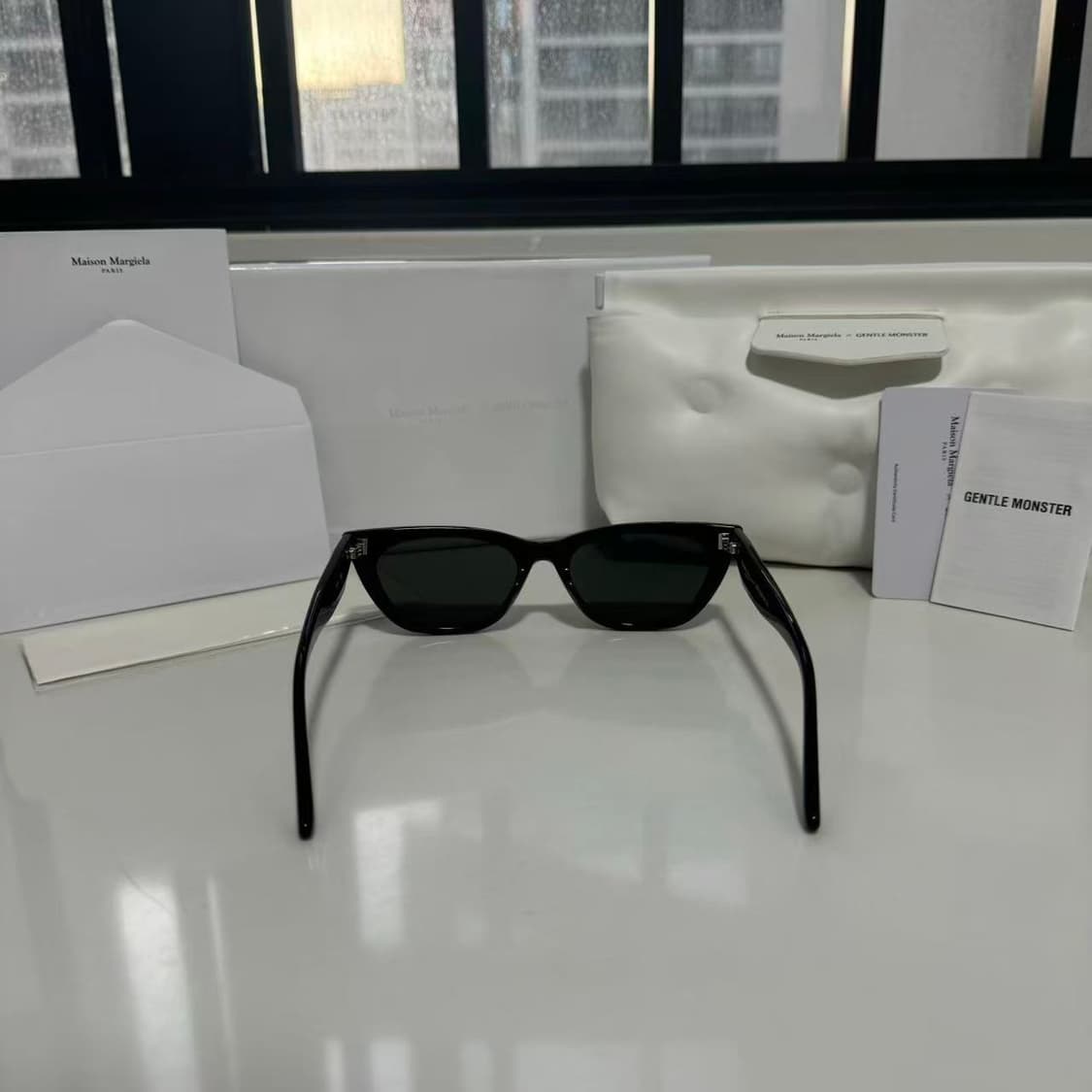 새싱품급판매 젠틀몬스터x메종마르지엘라 선글라스 MM208 01 블랙 상품이미지2