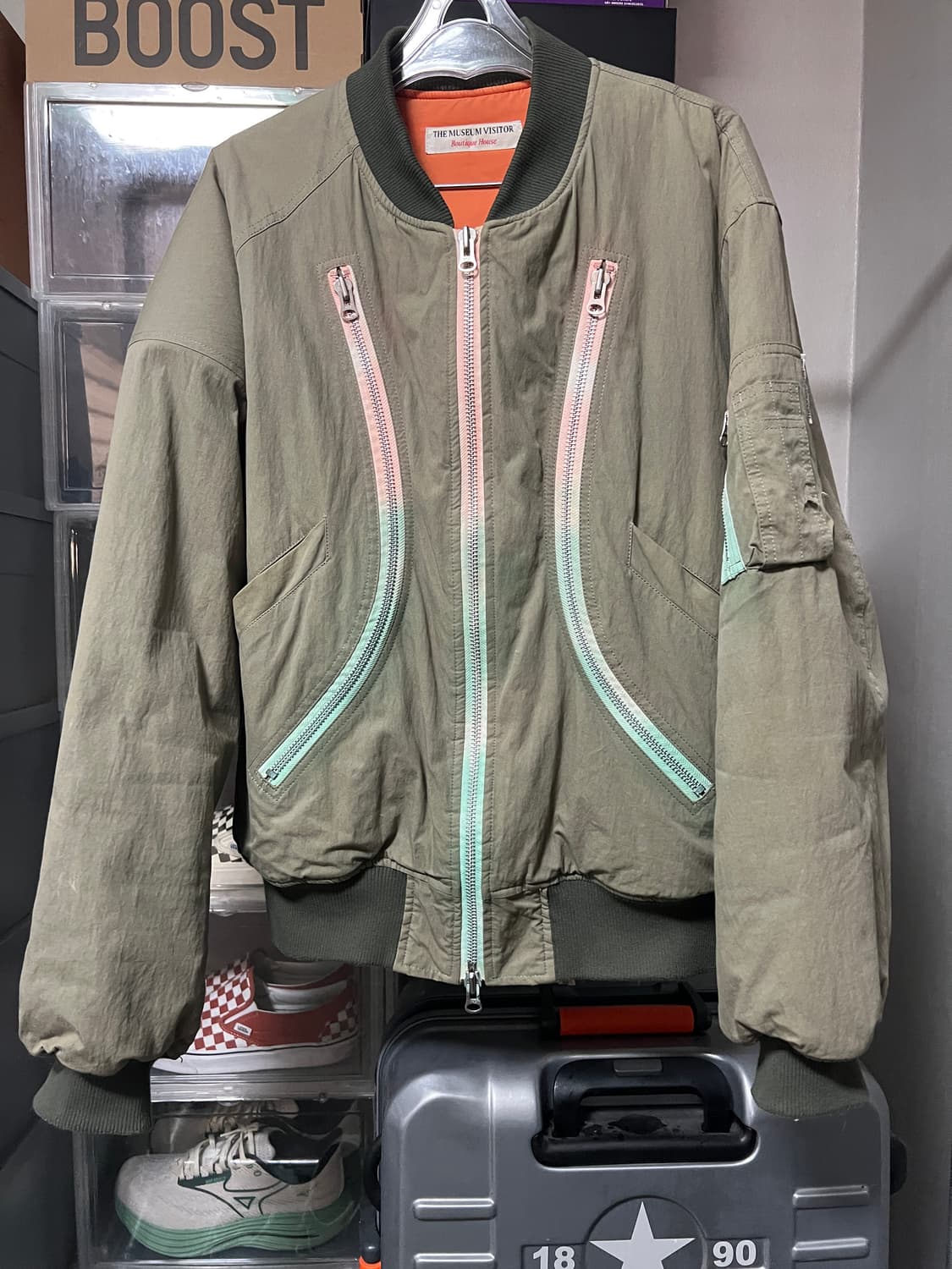 더뮤지엄비지터 스프레이 봄버 XL 상품이미지1