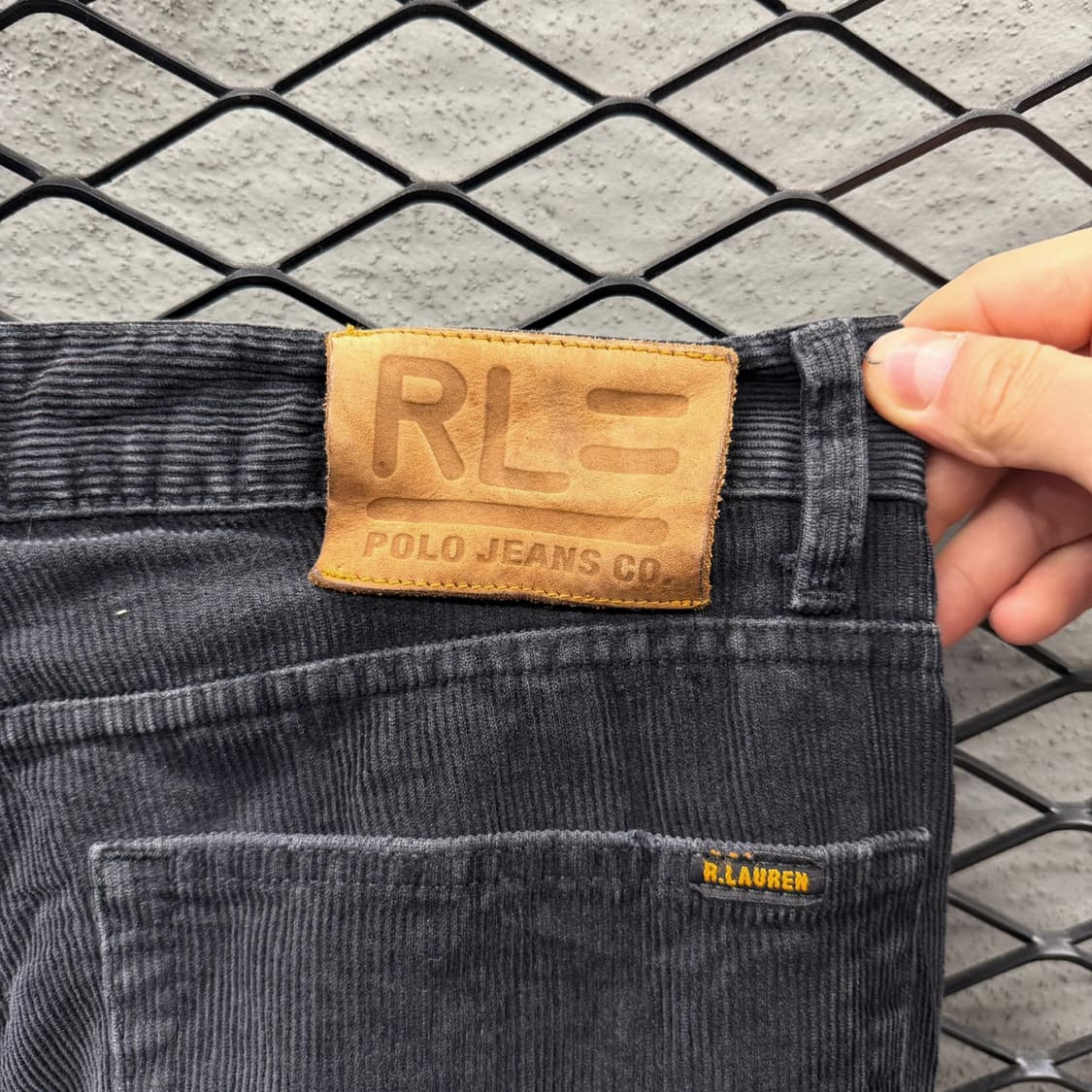 폴로진스 페이드 코듀로이 팬츠 가죽패치 부츠컷 디테일 블랙 상품이미지6