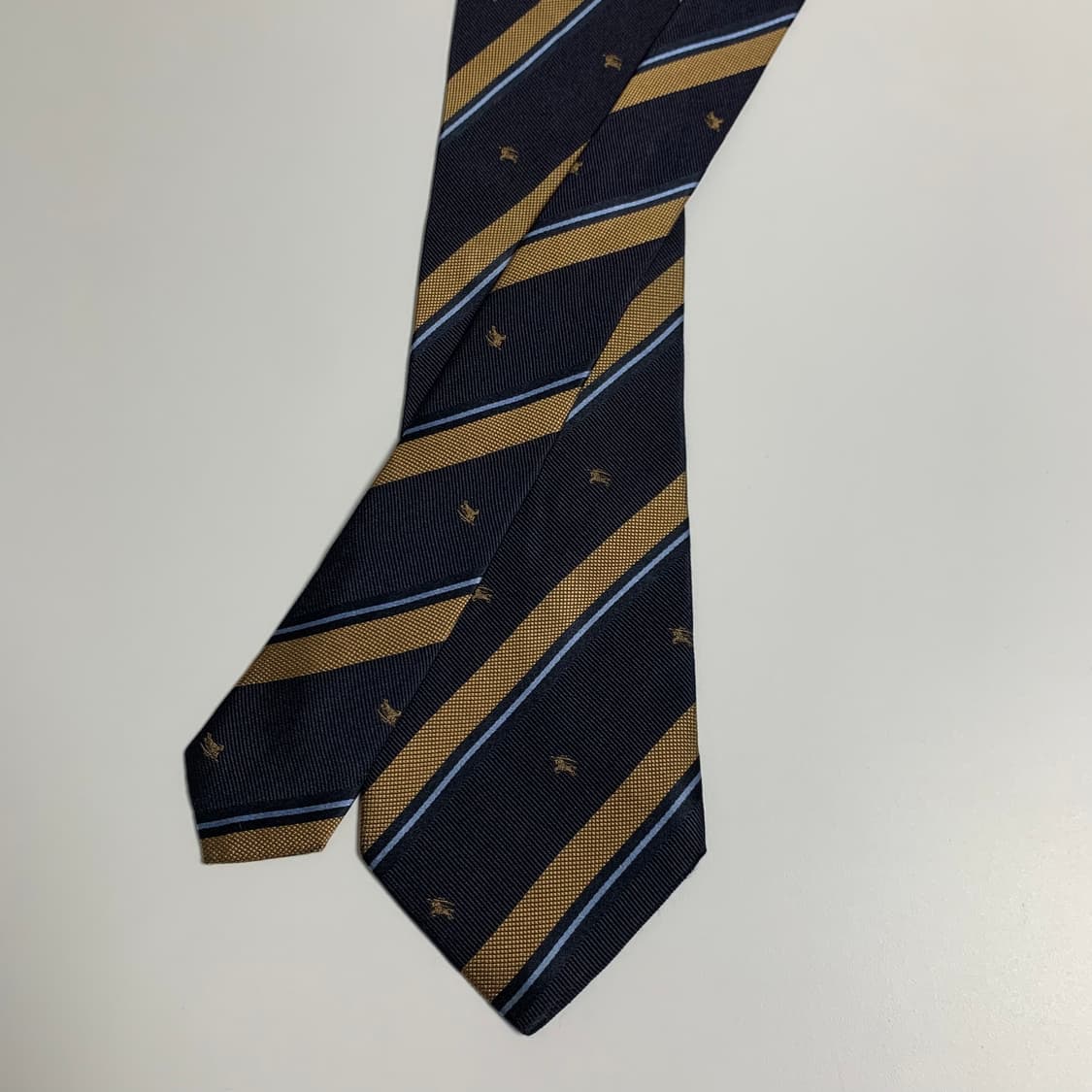 버버리 레지멘탈 클래식디자인 모노그램 명품넥타이 A+등급 상품이미지3