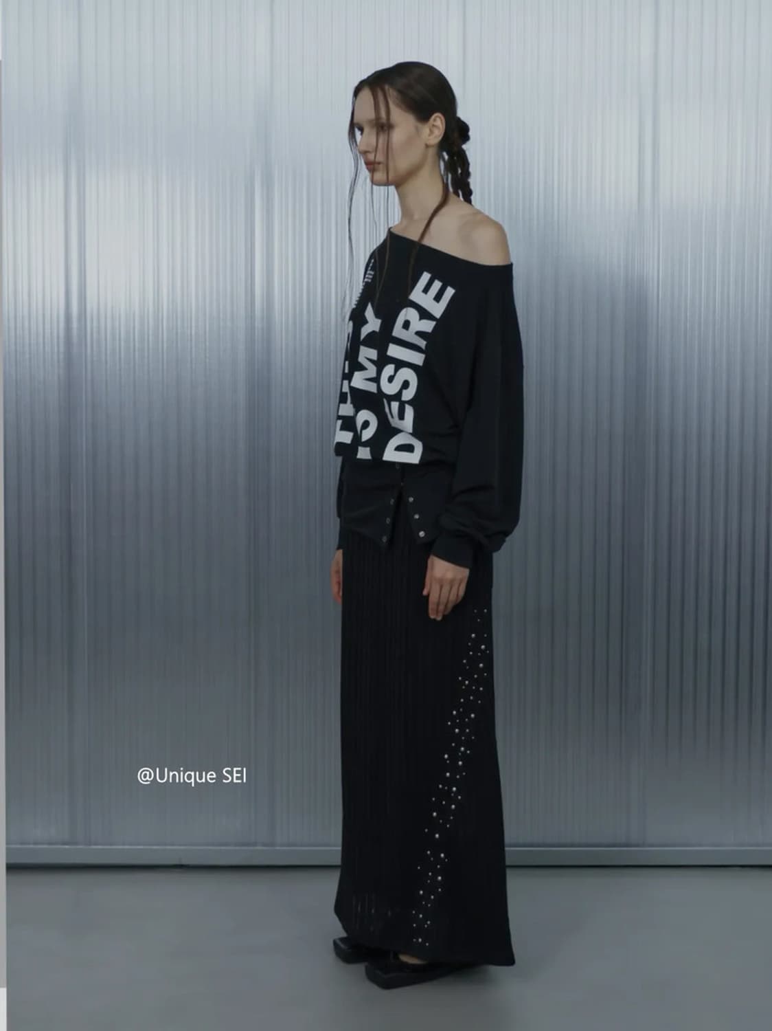 오프숄더 레터링 크로스 포인트 루즈핏 긴팔 티셔츠 상품이미지2