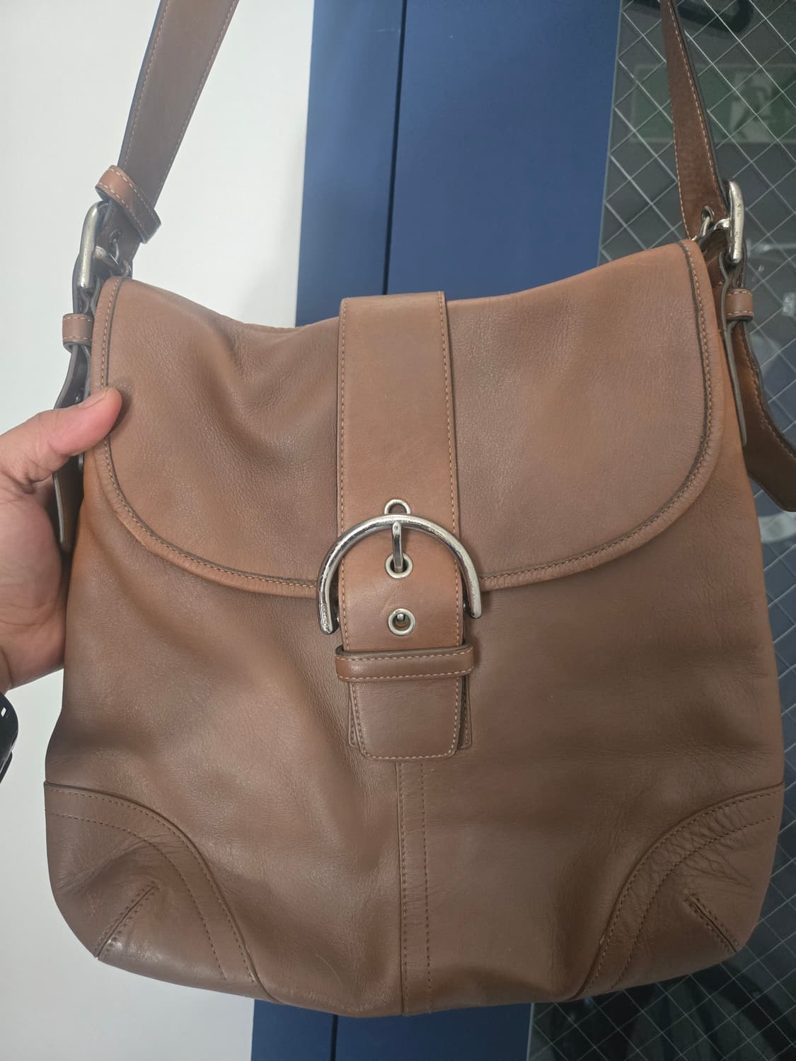 코치 소호 버클 남성 크로스백 브라운 상품이미지1