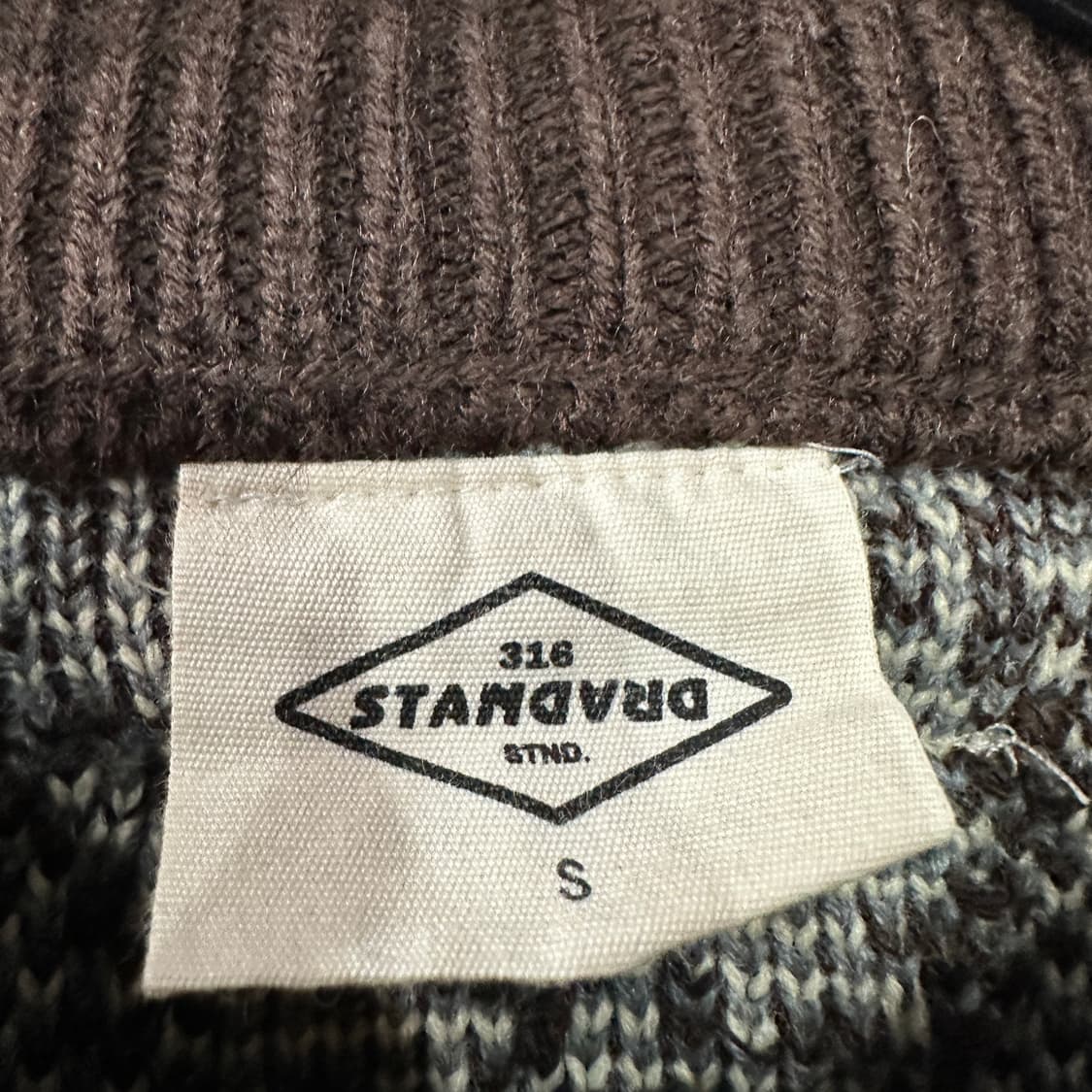 제네럴아이디어 스탠다드 아가일 오버핏 니트 상품이미지4