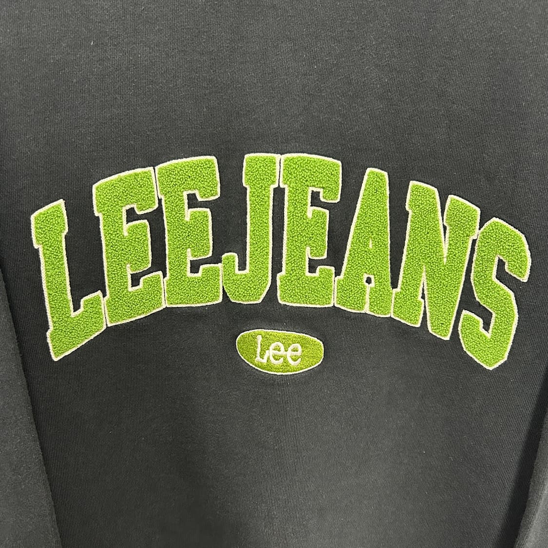 리 부클자수 맨투맨 블랙 look 상품이미지3