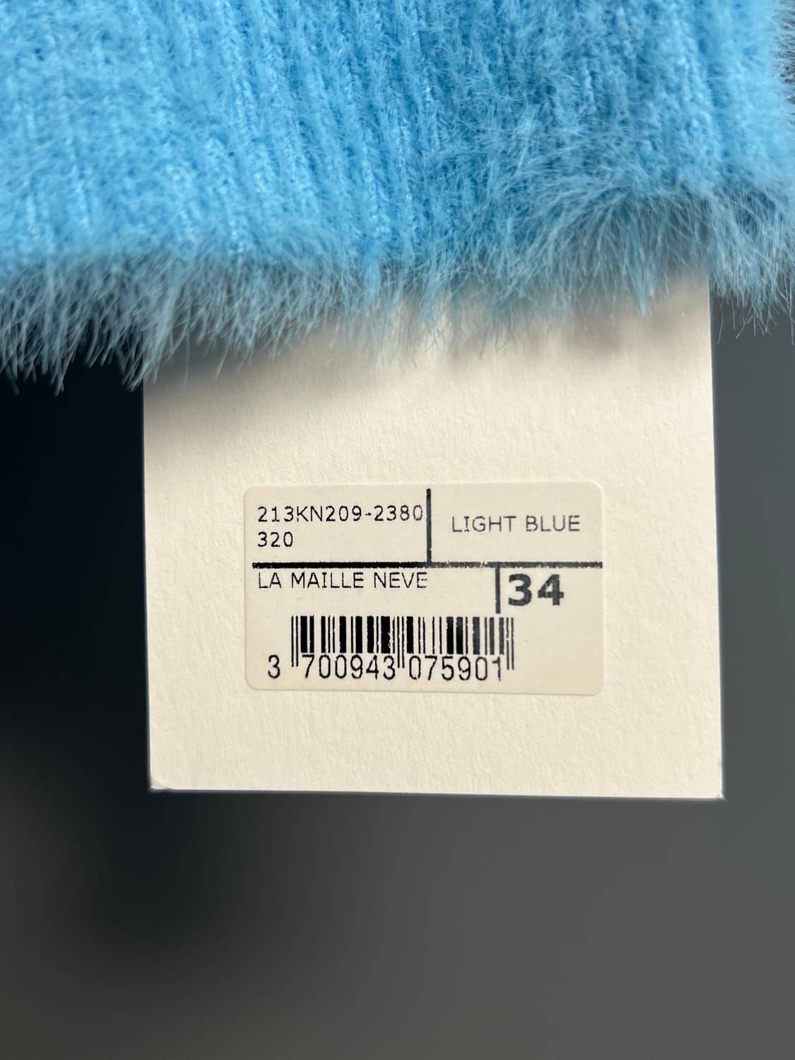 자크뮈스 22SS 라 마이유 네브 플러피 참 로고 가디건 라이트 블루 상품이미지4