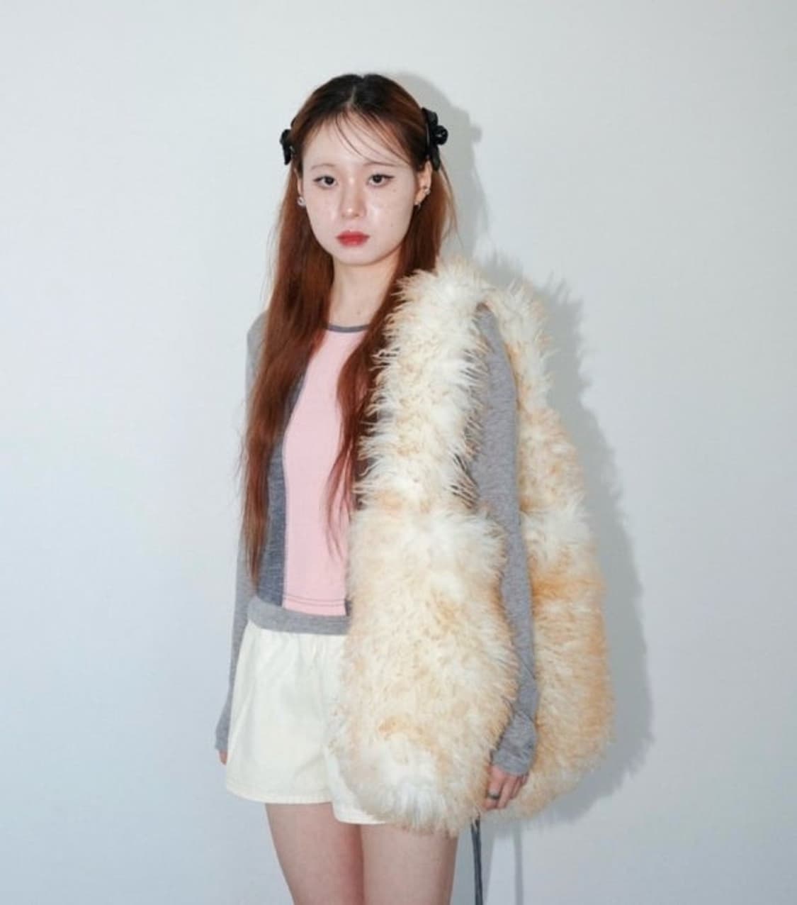 [안유진님 착용] Long furry hair bag _ ivory 상품이미지3