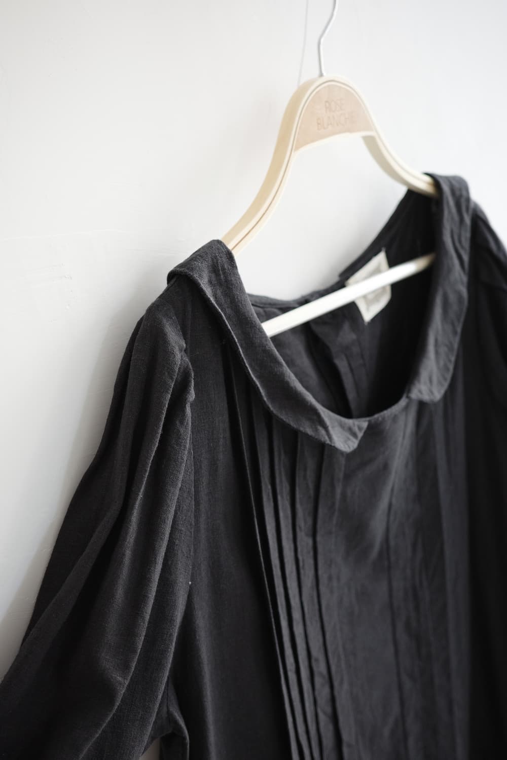 le ciel 
• 블랙 린넨 둥근카라 핀턱 주름 롱 원피스 상품이미지5