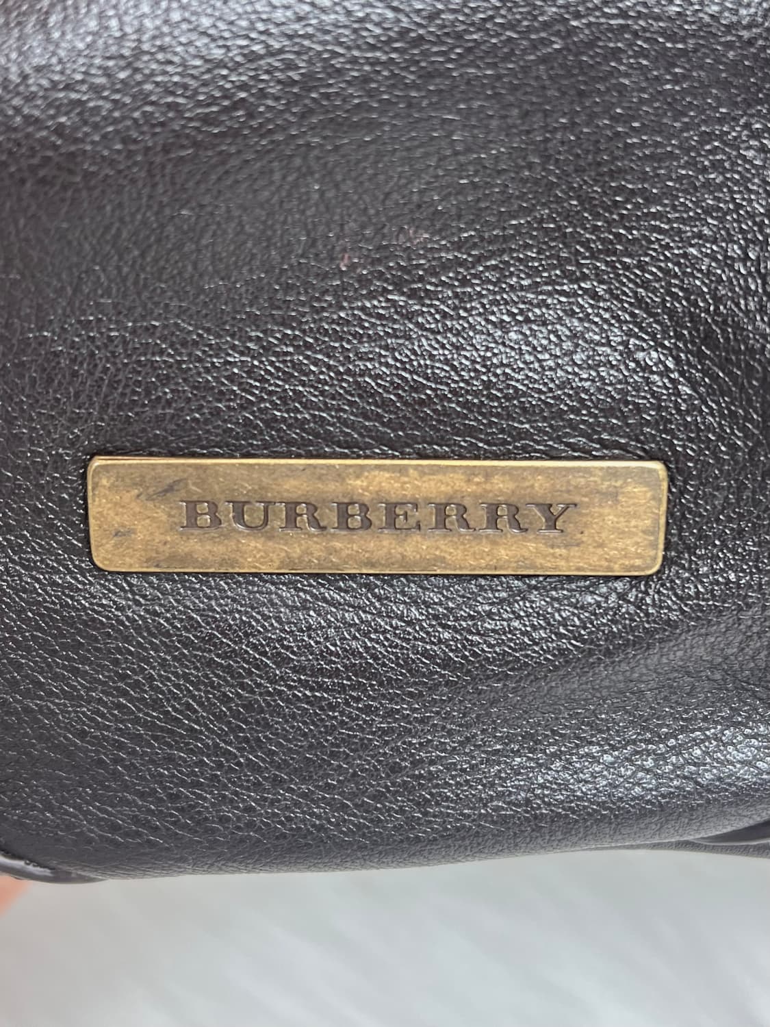 Burberry 버버리 다크 브라운 알버튼 소가죽 스터드 호보백 숄더백 상품이미지8