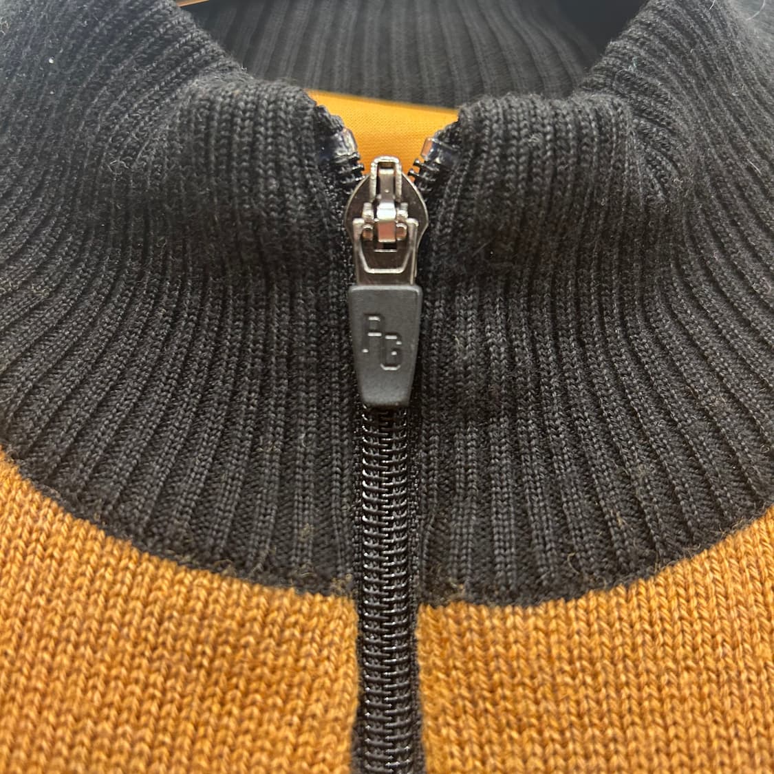 파리게이츠 알파카헤어 배색 와펜 니트집업 상품이미지3