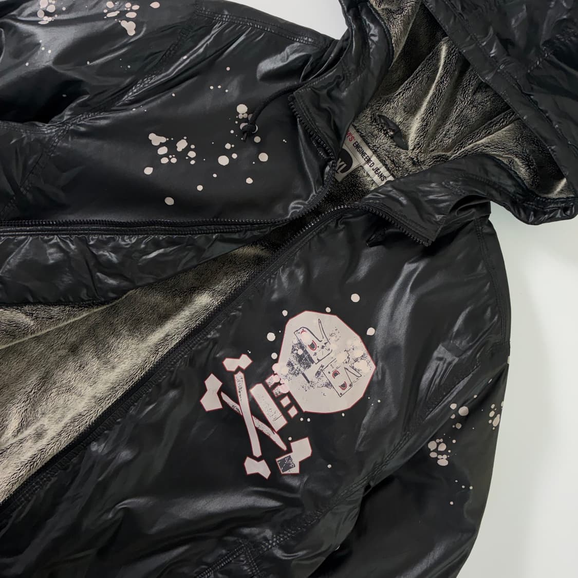 Levi's 리바이스 엔지니어드 스컬 페인팅 유광 후디 점퍼 상품이미지4