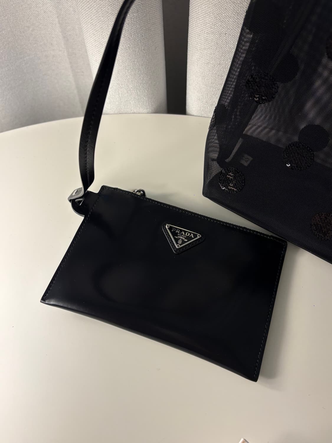 프라다 스몰 폴카 닷 메쉬 토트백 블랙 상품이미지4