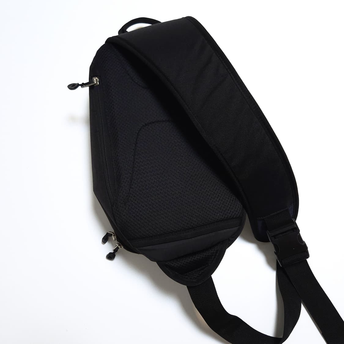 노스페이스 바디 슬링백 크로스백 네이비블랙 상품이미지4