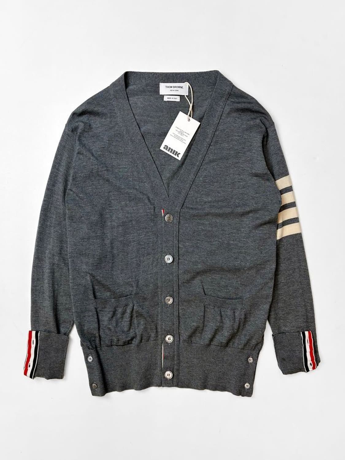 톰브라운 시그니처 사선 완장 V넥 울 니트 가디건 PN5233 상품이미지1