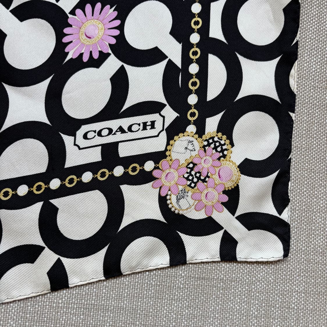 코치 시그니처 패턴 블랙/화이트 플라워 실크 스카프 상품이미지5