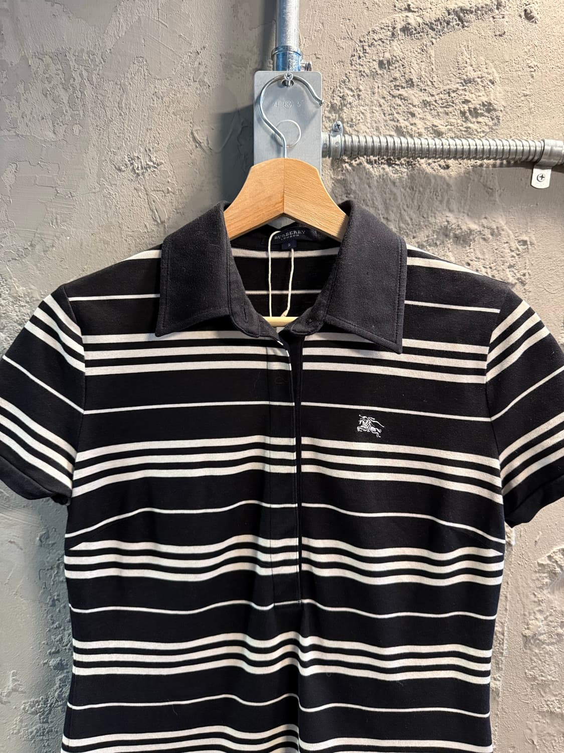 2 버버리BURBERRY 런던 스트라이프 반팔 집업 카라티 블랙 상품이미지4