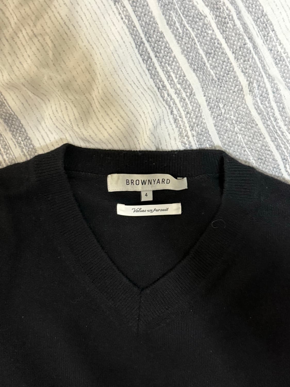 (4) 브라운야드 엑스트라 슈퍼 파인 브이넥 니트 블랙 상품이미지4