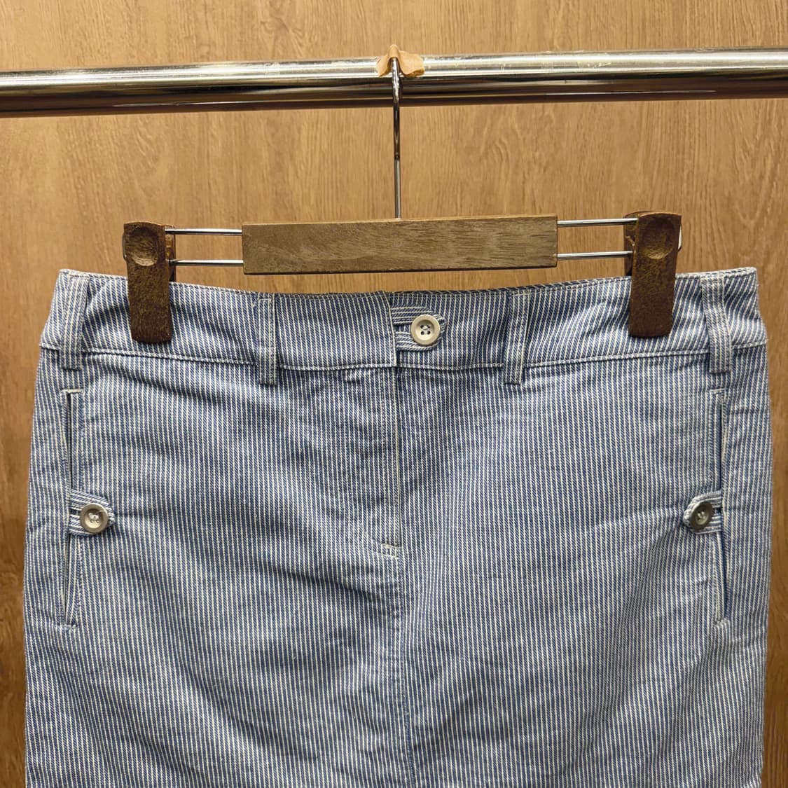 아페쎄 미니 스커트 히코리 스트라이프 패턴 포켓 버튼 디테일 블루 상품이미지4