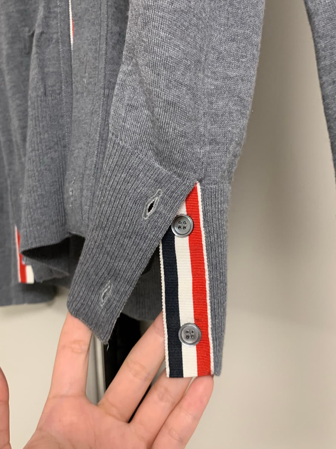 톰브라운 4바 스트라이프 메리노 울 남성 가디건 MKC002A 00014 상품이미지2