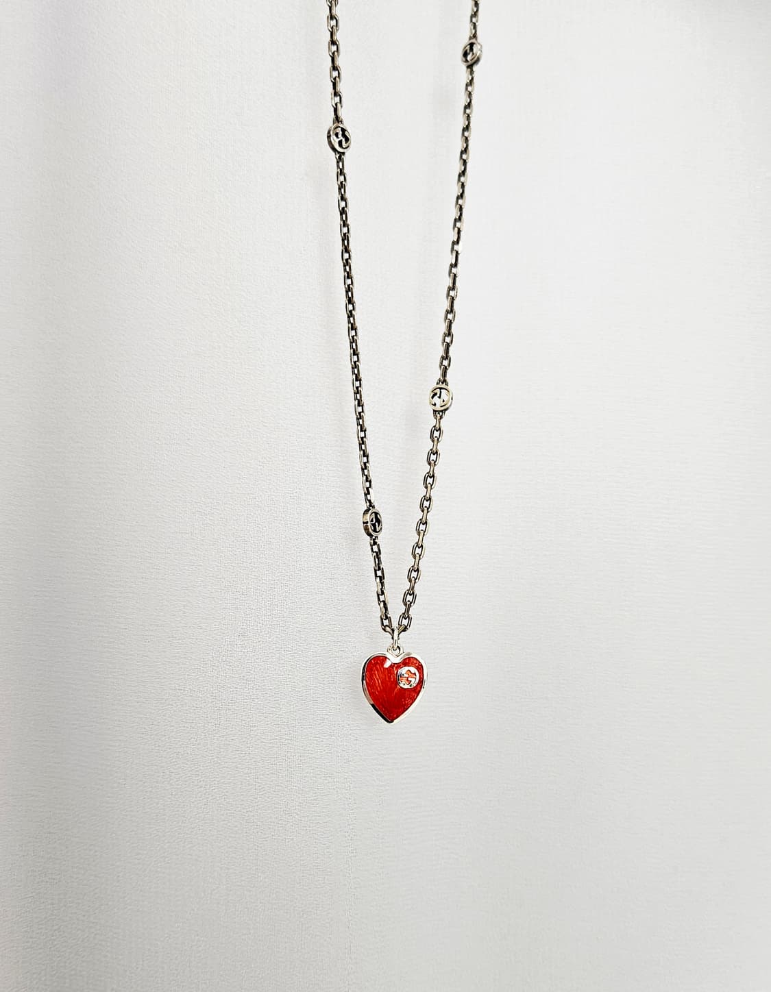 구찌 인터로킹 G 에나멜 레드 하트 실버 목걸이 [정품] 상품이미지7