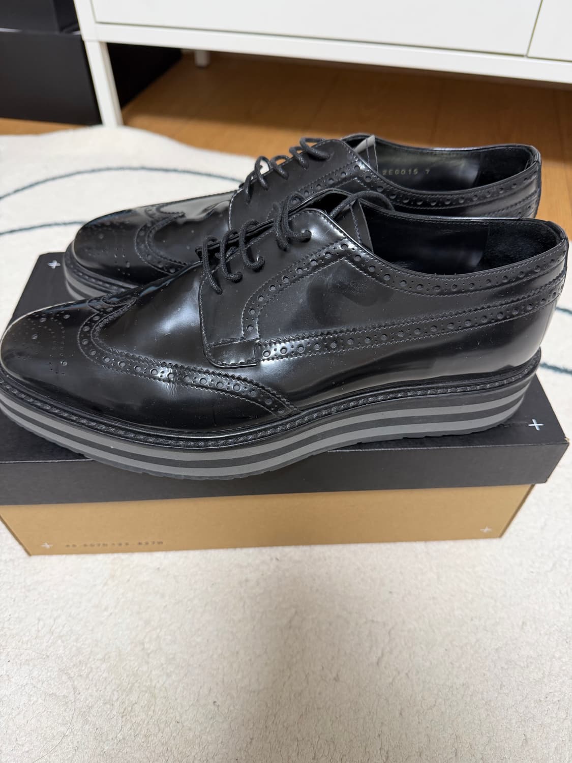 프라다 윙팁구두 블랭 42사이즈 입니다 상품이미지2