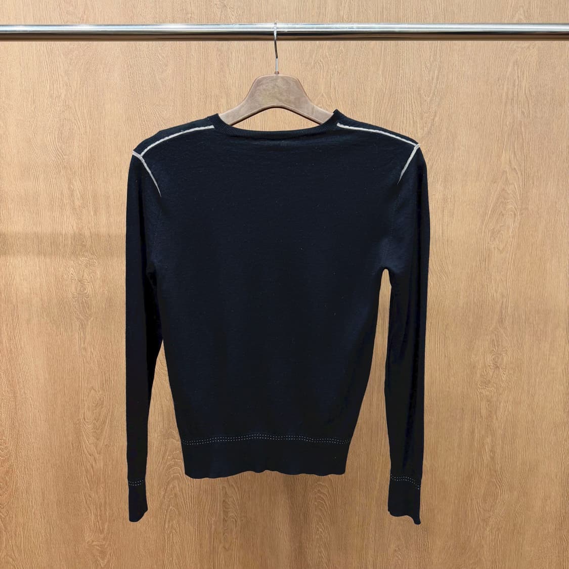 폴스미스 PS 라운드넥 긴팔 니트 숄더 배색 라인 디테일 레귤러핏 블랙 상품이미지3