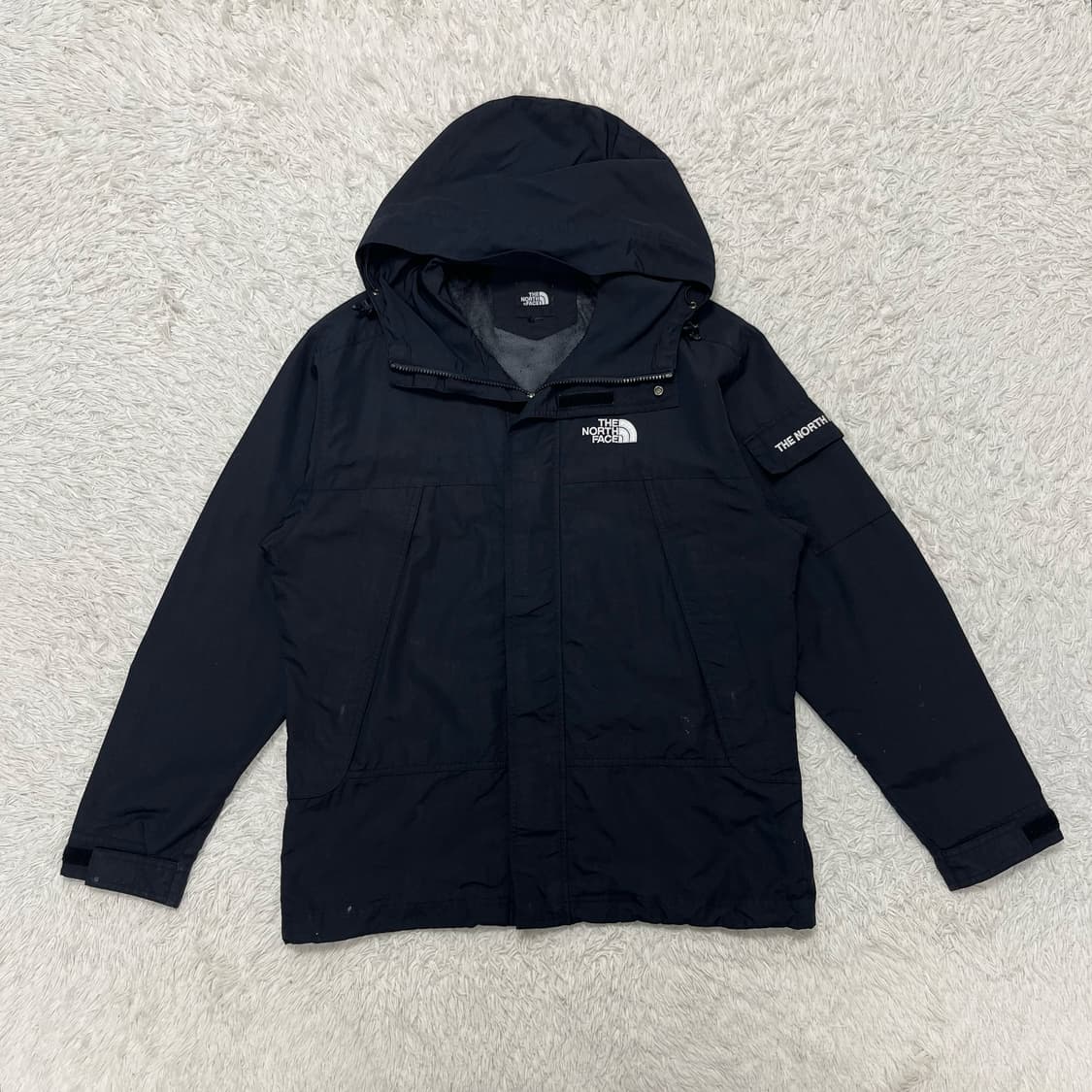 The North Face black windbreaker 상품이미지4