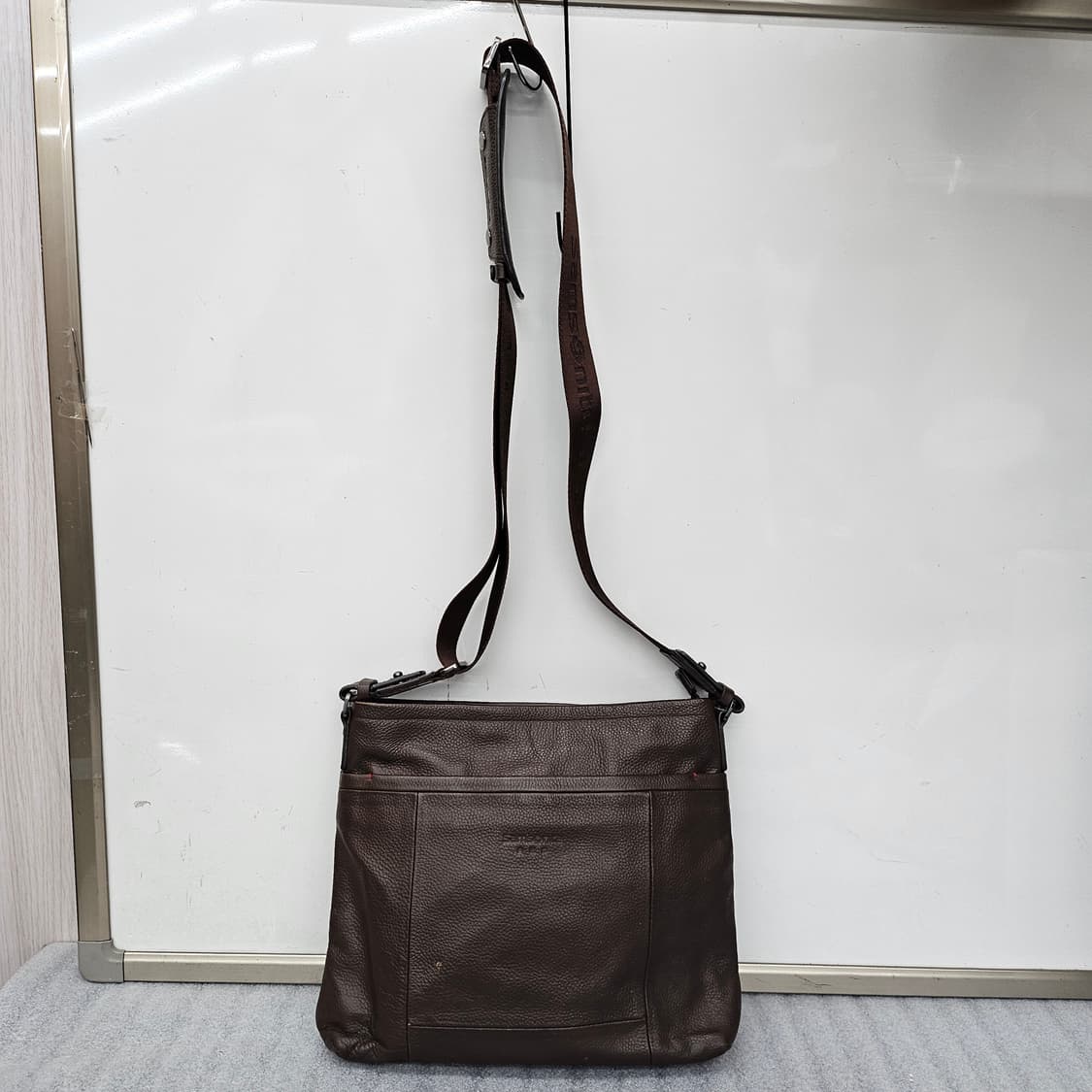 샘소나이트 레드 가죽 크로스백 34x28cm 상품이미지1