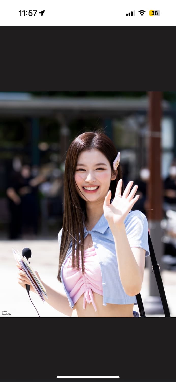 미우미우 헤어핀 사나착용 상품이미지1