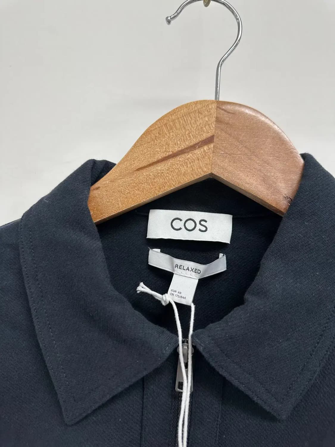 (새제품) COS 코스 블랙 집업 카라 티셔츠 상품이미지3