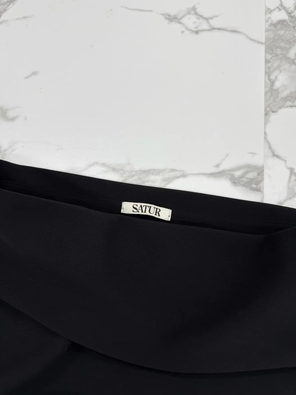 SATUR 세터 사이드 셔링 오프숄더 탑 상품이미지4