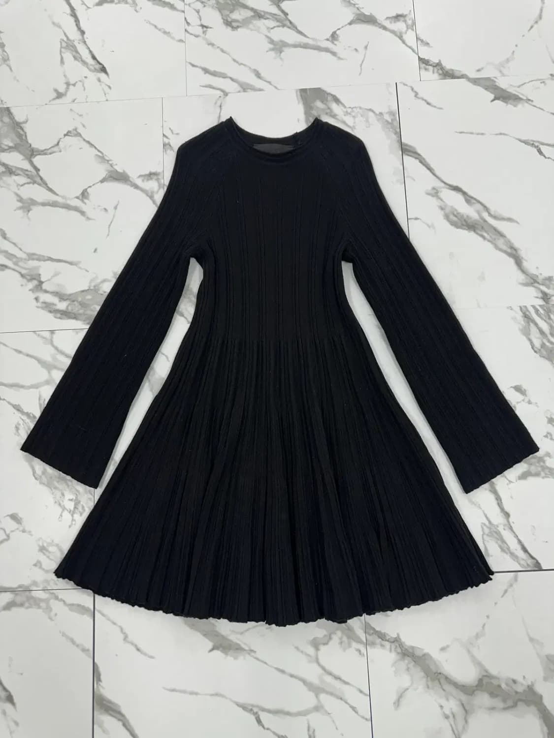 럭키슈에뜨 블랙 플리츠 원피스 상품이미지1