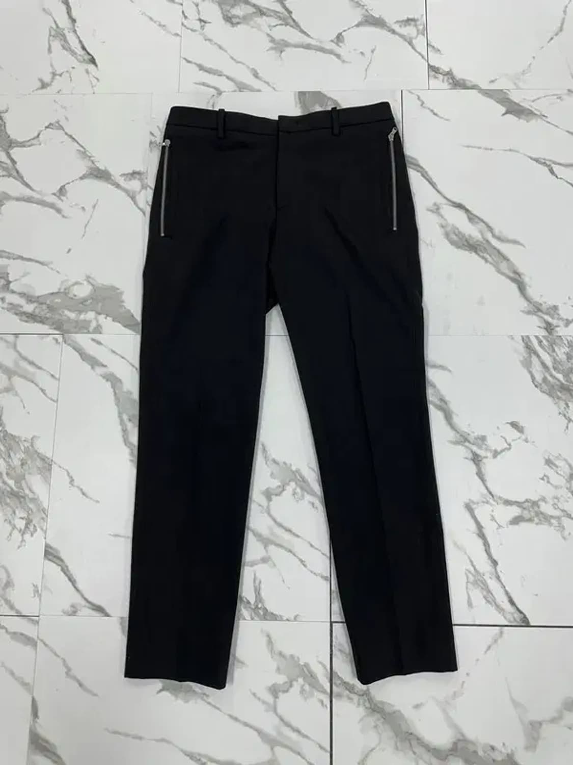 솔리드옴므 블랙 지퍼 디테일 슬랙스 상품이미지1