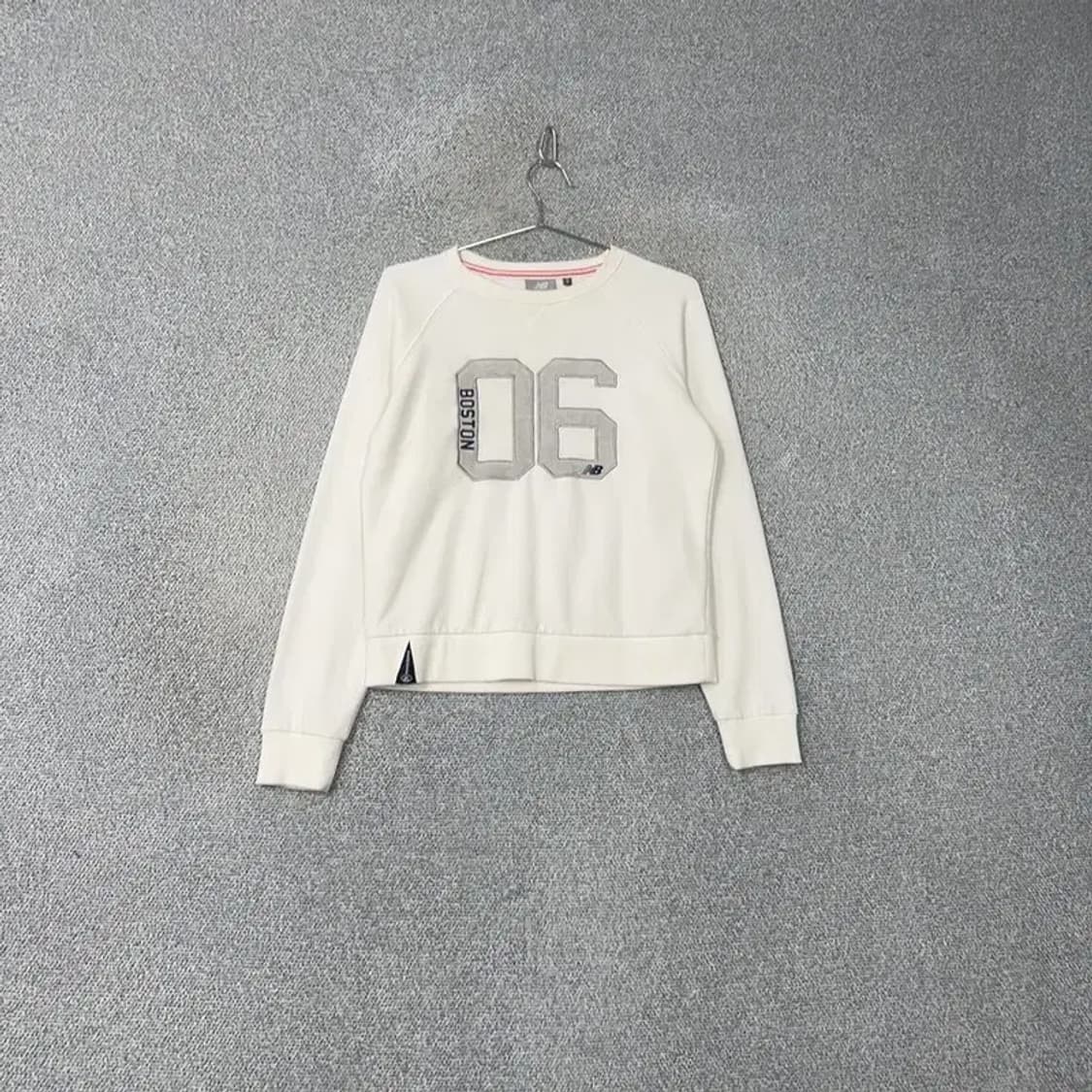 뉴발란스 보스턴 로고 크림 맨투맨 M 상품이미지1