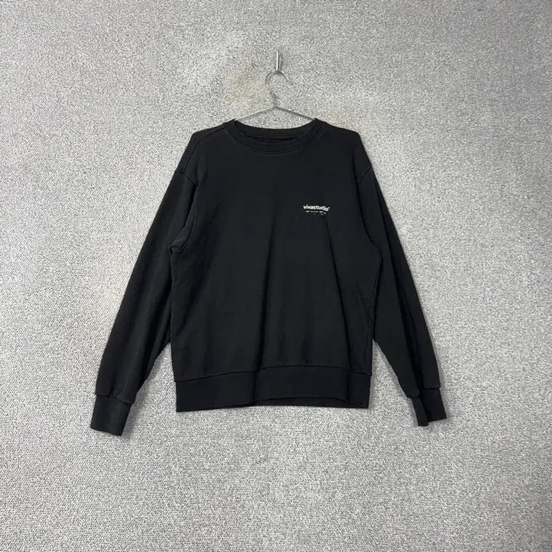 비바스튜디오 블랙 로고 맨투맨 S 상품이미지1