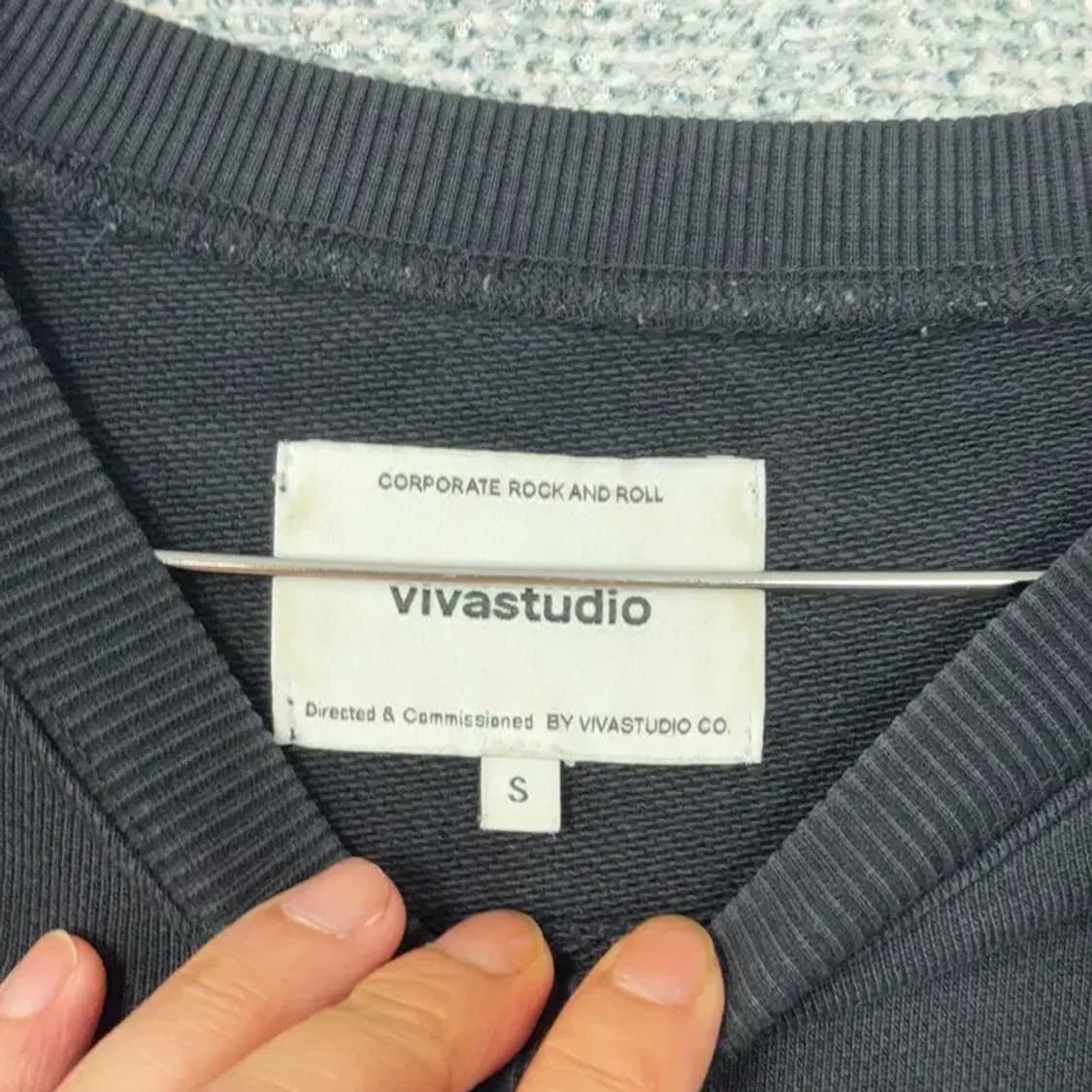 비바스튜디오 블랙 로고 맨투맨 S 상품이미지4