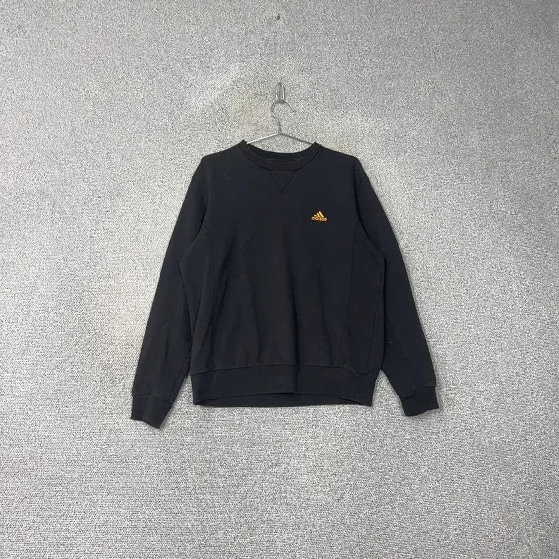 아디다스 옐로우 로고 블랙 맨투맨 100 상품이미지1